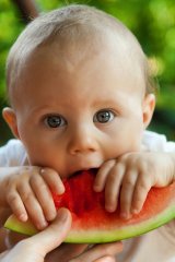 Baby mit Melone Essen Ernährung